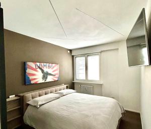 een slaapkamer met een bed, een raam en een plafond bij Casa Perini - Luxury Apartment in Trento