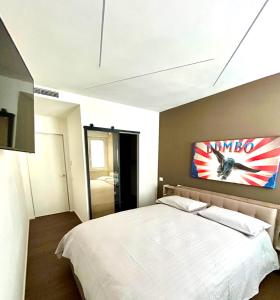 Un dormitorio con una cama blanca y una pintura en la pared en Casa Perini - Luxury Apartment, en Trento