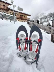 two skis in the snow next to a fence at PUNTA VITTORIA SUB 14 - RESIDENCE ANDERBATT GRESSONEY - 3 locali - CIR N 0010 in Staval