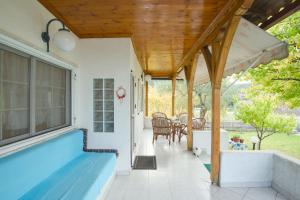 una piscina en una casa con patio en Almira Villa on Trani Αmmouda beach, en Agios Nikolaos
