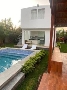 una casa con piscina al lado de una casa en Casa Maria Eugenia - Recreate, en Mala