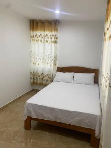 1 dormitorio con 1 cama blanca en una habitación en Casa Maria Eugenia - Recreate, en Mala