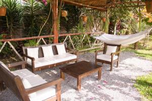 una hamaca, 2 sillas, una mesa y una hamaca en Casa Maria Eugenia - Recreate, en Mala