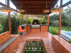 un patio con una mesa de ajedrez en Casa Maria Eugenia - Recreate, en Mala