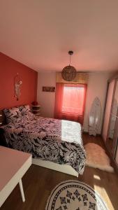 um quarto com uma cama e uma janela em Appartement T2 cosy et calme em Baiona