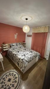 - une chambre avec un lit et un lustre dans l'établissement Appartement T2 cosy et calme, à Bayonne