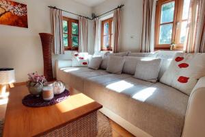 sala de estar con sofá y mesa en Naturjuwel inmitten der Weinberge en Sankt Stefan ob Stainz