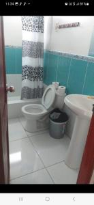 y baño con aseo y lavamanos. en Hospedaje dominguez en Oxapampa