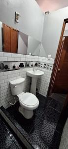 uma casa de banho com um WC e um lavatório em Hospedaje dominguez em Oxapampa