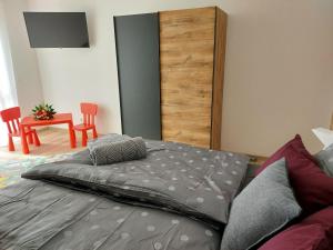 1 dormitorio con 1 cama, mesa y sillas en Premium Vulkaneifel Chalet, en Lutzerath