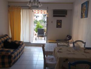 Et opholdsområde på location T2 Cavalaire sur mer avec piscine + 7 billeder