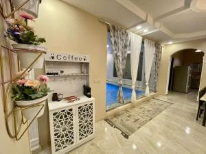 una stanza con un corridoio con fiori sul muro di استراحة شادن a Yanbu