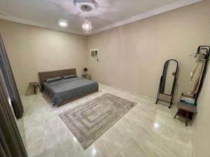 um quarto com uma cama e um tapete em استراحة شادن em Iambo