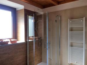 baño con ducha y puerta de cristal en Casa Martina, en Zogno