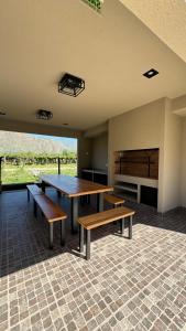 卡法亞特的住宿－BuenaVid estancias 2，大房间设有桌子和长凳