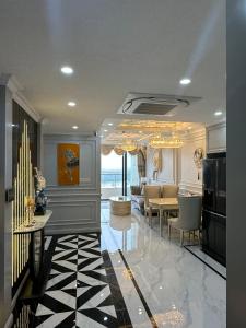 een woonkamer met een tafel en een eetkamer bij penthouse fully furnished in Hai Phong