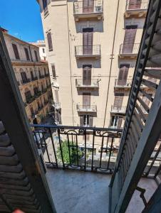 balcone con vista su un edificio alto di B&B Villareale 35 a Palermo