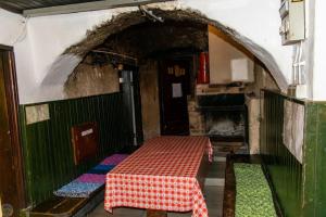- une chambre avec une table dans une chambre avec un four dans l'établissement Home Puščava, à Kranj