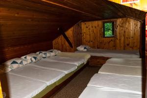 - une chambre avec 2 lits dans une cabane en rondins dans l'établissement Home Puščava, à Kranj
