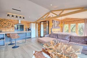Kuchyň nebo kuchyňský kout v ubytování romantique cabane perchée avec spa vue panoramique Le Mas des faraches