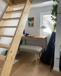oficina con escritorio y escalera de madera en Kirkjatún, en Miðvágur