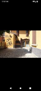 una foto de un edificio con graffiti en él en Casa Garo', en Bolonia