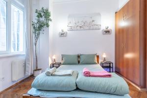 En eller flere senge i et værelse på Two Homelike Apartments by NDK and Vitosha Blvd with 2 Free Parking Spots