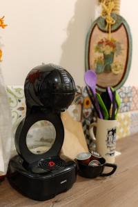 Kaffe- og tefaciliteter på Two Homelike Apartments by NDK and Vitosha Blvd with 2 Free Parking Spots + 50 billeder