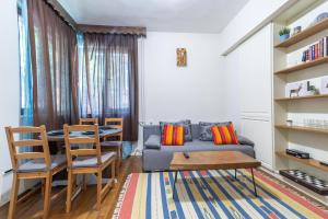 Et opholdsområde på Two Homelike Apartments by NDK and Vitosha Blvd with 2 Free Parking Spots