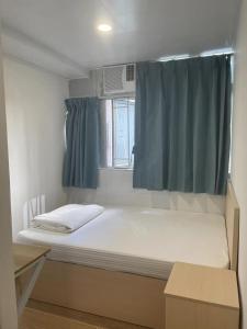 Rúm í herbergi á Hong Kong Hostel