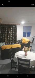 ein Wohnzimmer mit einem Tisch und einem Sofa in der Unterkunft Atlantic lodge in Ahnagh Cross