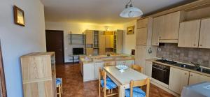 a kitchen with a table and chairs in a room at Appartamento Elen in Castelfranco Veneto