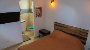 1 Schlafzimmer mit einem Bett und einem Bad in der Unterkunft ISULA PETRA in Porto-Vecchio
