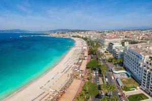 an aerial view of a beach and the ocean at Confort-Appartement cocooning *** in Le Cannet