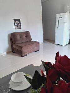 sala de estar con sofá y mesa con una placa en Flat ideal para familia e grupos de amigos proximo ao aeroporto e rodoviária, en Palmas