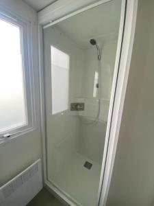 una doccia con porta in vetro in bagno di mobil home 394 - Domaine de Kerlann a Pont-Aven