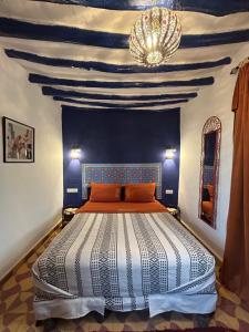 una camera con letto e lampadario a braccio di Riad N10 a Marrakech