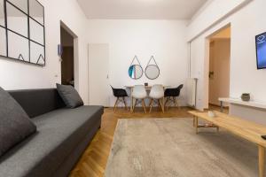 a living room with a couch and a table at Ultracentral Hong Kong 3 Bdrm apartment in Bucharest