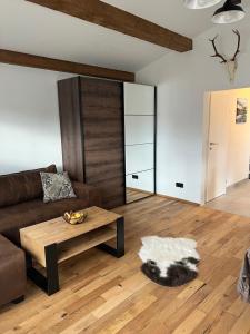 ein Wohnzimmer mit einem Sofa und einem Tisch in der Unterkunft Cityapartments Reutte in Reutte