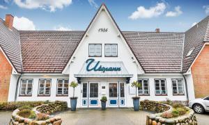 a large white building with a sign on it at Hotel Utspann Schafflund in Schafflund