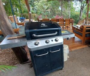 een grill op een patio bij Treehouse Chilo at Hacienda Nosara in Playa Pelada