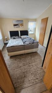 1 dormitorio con 1 cama en el centro de una habitación en Ferienwohnung am Schwanenteich, en Bad Klosterlausnitz