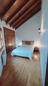 1 dormitorio con 1 cama y suelo de madera en Apartament Rural Burg, en Burg