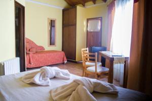 a bedroom with a bed with towels on it at Paraiso Termal in Federación