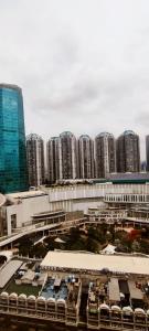 een grote stad met hoge gebouwen op de achtergrond bij Convenient Apartments at West Jakarta in Jakarta