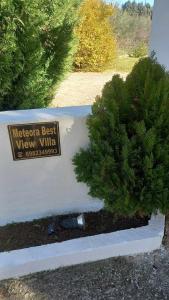 un signo que dice melaya mejor viñedos vírgenes en Meteora best view villa, en Kalambaka