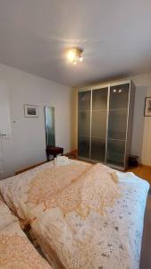 una camera con un grande letto di Renovierte 4.5Zimmerwohnung 90m2 a Wil