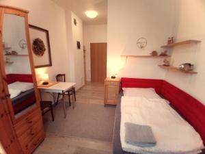 1 Schlafzimmer mit 2 Betten, einem Tisch und einem Spiegel in der Unterkunft Nocleh U Kapličky 