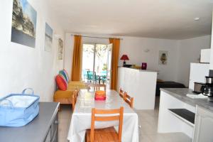 eine Küche und ein Wohnzimmer mit einem Tisch und Stühlen in der Unterkunft Domaine Bocca di Feno in Bonifacio