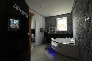 a bathroom with a bath tub in a room at Wellness apartmán Apawell in Nezdenice
